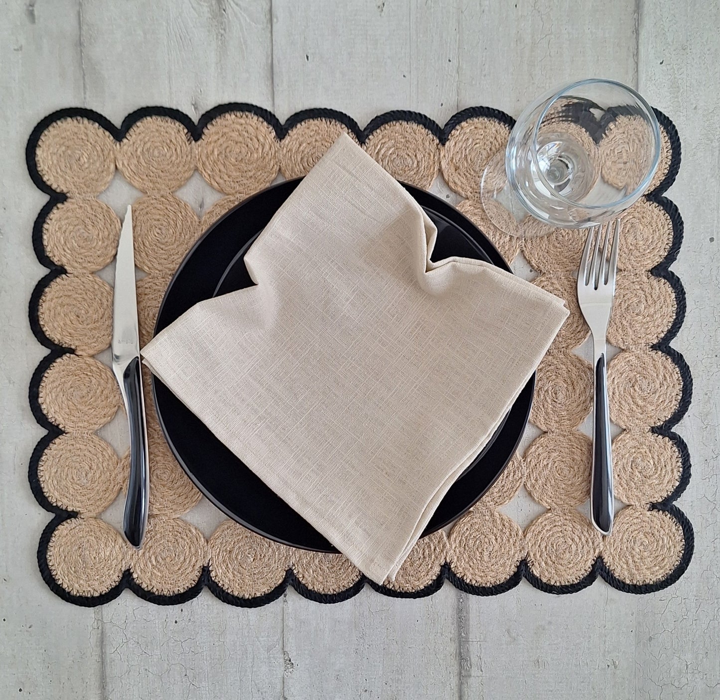 Lot de 2 sets de table en jute et contour noir